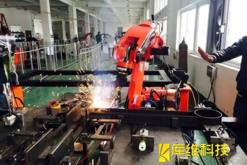 焊接<a href='http://m.jinchanzhuangshi.com' target='_blank'><u>機(jī)器人工作站</u></a>